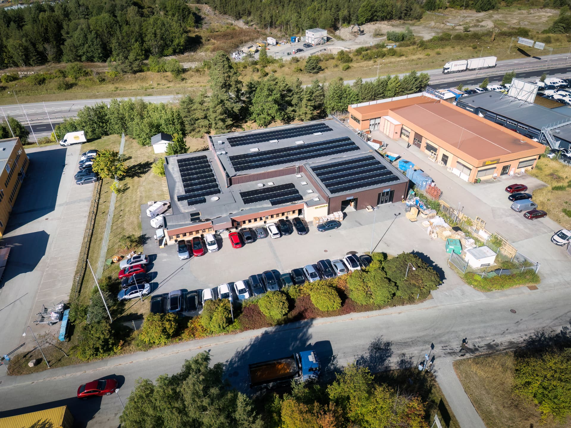 Industrifastighet med solceller på taket, Upplands Väsby